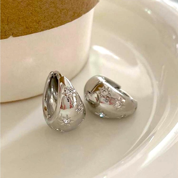 Minimalist Water Drop Rhinestones Earrings (Silver Tone) - Picture 2 of 7